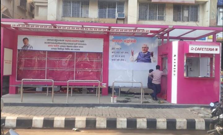  बस स्टॉपवर नजर ठेवण्यासाठी दोन सीसीटीव्ही कॅमेरे बसविण्यात आल्याची माहिती आमदार अभय पाटील यांनी दिली. 