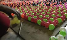 जगातील सर्वात मोठं प्लॅस्टिक बॉल मोझॅक