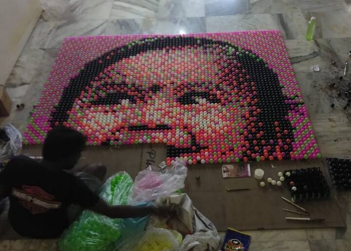 मुंबईतील कलाकार चेतन राऊत यांनी बालदिनाच्या निमित्ताने अनोखा विक्रम केला आहे. चेतन राऊत यांनी जगातील सर्वात मोठं प्लॅस्टिक बॉल मोझॅक तयार केलं आहे. 