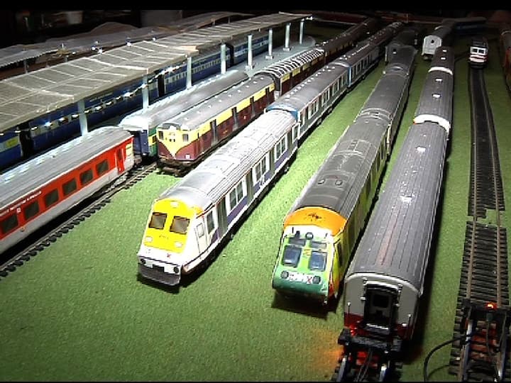  मुंबईत एका रेल्वे प्रेमीने 40 वर्षात जवळपास 250 ट्रेन्सचे मॉडेल तयार केले आहेत.