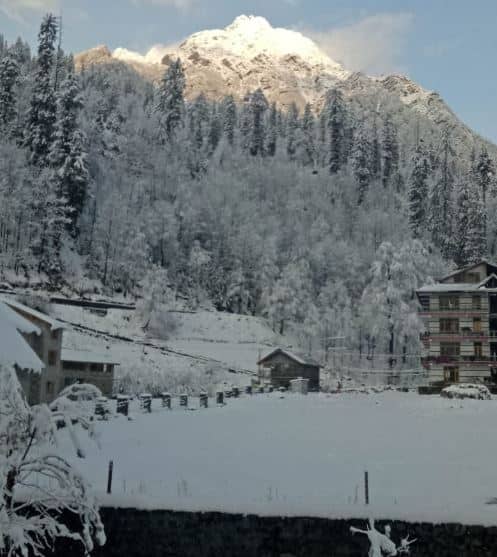 हिमाचल प्रदेशमधील किन्नौर, चंबा, कांगडा, कुल्लू, मनाली, लाहौल स्पीटी रोहतांगमध्ये बर्फवृष्टीमुळे परिसरात बर्फाची चादर पसरली आहे. 