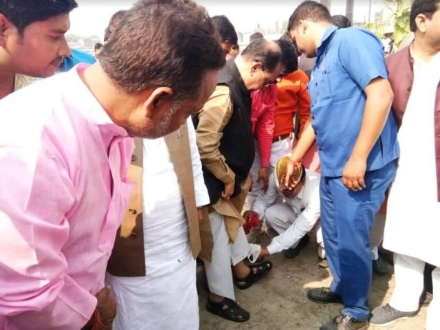 BJP ministers cleared the slippers from the worker भाजप मंत्र्याचा प्रताप, कार्यकर्त्याकडून साफ करून घेतली चप्पल