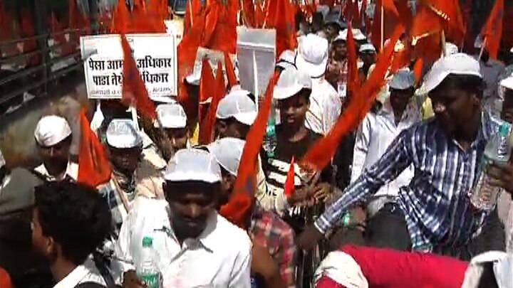 For the various demands, the tribals march in Mumbai विविध मागण्यांसाठी आदिवासींचा मोर्चा मुंबईत धडकला
