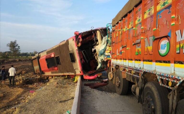 हुबळीजवळ भीषण अपघात; मुंबईतील 6 जणांचा मृत्यू, 10 जण जखमी 6 people killed, 10 injured in accident between bus and lorry near hubli national highway हुबळीजवळ भीषण अपघात; मुंबईतील 6 जणांचा मृत्यू, 10 जण जखमी