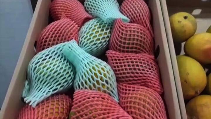 दक्षिण अफ्रीकेतील हा आंबा 1800 ते 2200 रुपये डझनने विकला जात आहे.