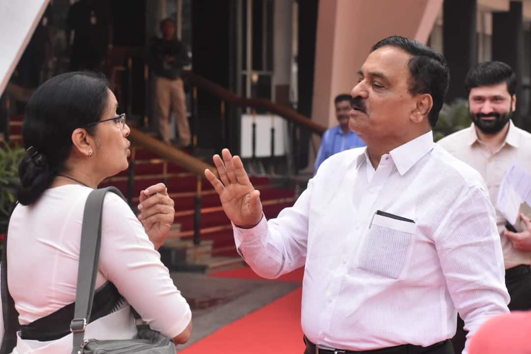 Divakar Raote stopped by Vidya Chavan while entering Vidhan Bhavan विद्या चव्हाणांनी विधानभवनात प्रवेश करणाऱ्या रावतेंना रोखून जाब विचारला!