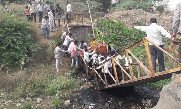 Jalgaon Bridge collapse in Drain while going for funeral अंत्ययात्रा नेताना नाल्यावरील पूल कोसळला