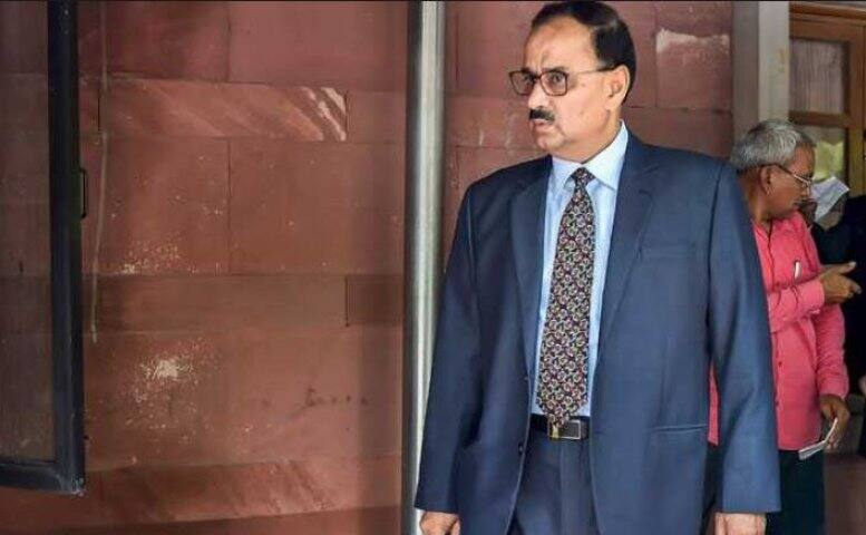 CBI chief alok verma Removed for his Post, Select Committee decision सीबीआय प्रमुखपदावरुन आलोक वर्मांना हटवलं