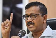 अरविंद केजरीवाल यांच्यावर मिरची पूड फेकली