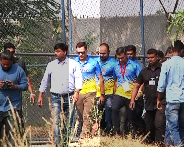 Ruckus in inauguration of cricket academy, Mahendra Singh Dhoni left the program  क्रिकेट अकादमीच्या उद्घाटनावेळी गोंधळ, धोनीने कार्यक्रम अर्ध्यावर सोडला