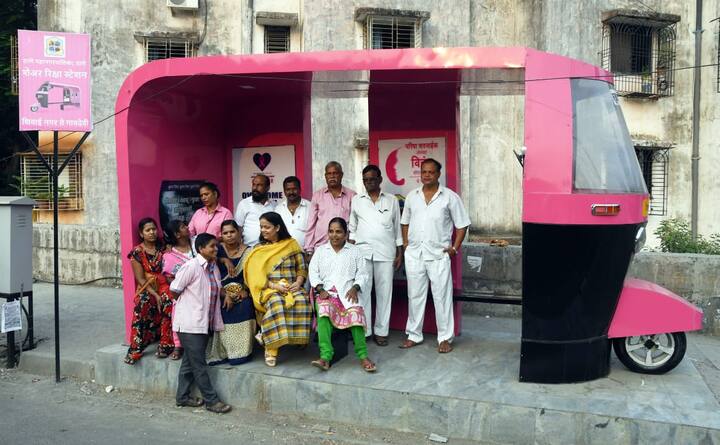 ठाण्यातील हा रिक्षा थांबा आकर्षणाचा केद्रबिंदू ठरत आहे. 