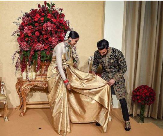  दीपिकाला आपल्या साडीचा लांबलचक पदर सांभाळता येईना, तेव्हा रणवीरने तिला मदत केली, या क्षणाचे फोटो आणि व्हिडिओ लागलीच सोशल मीडियावर व्हायरल झाले.