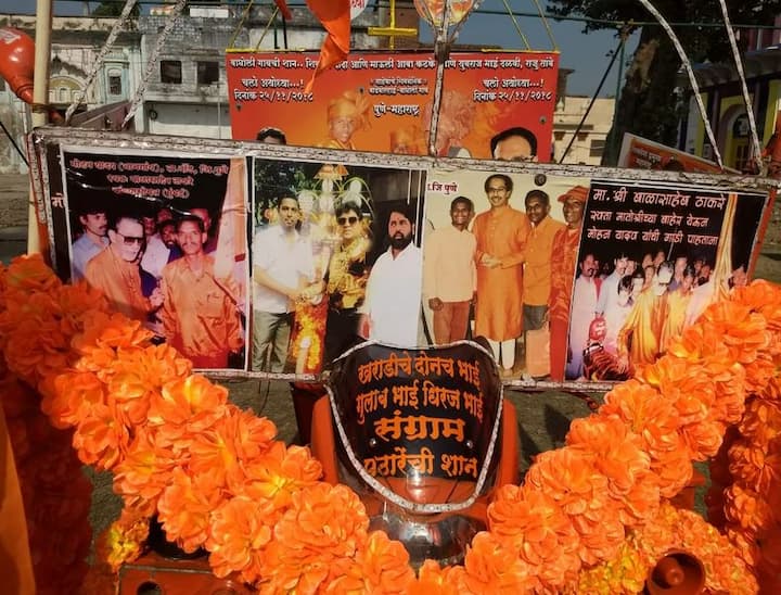 मोहन यादव यांची बाईकही भगव्या रंगाची आहे. त्यावर केशरी रंगाची फुलं लावल्याने अधिक उठाव आला आहे. बाईकवरही त्यांनी विविध घोषणा लिहिल्या आहेत.