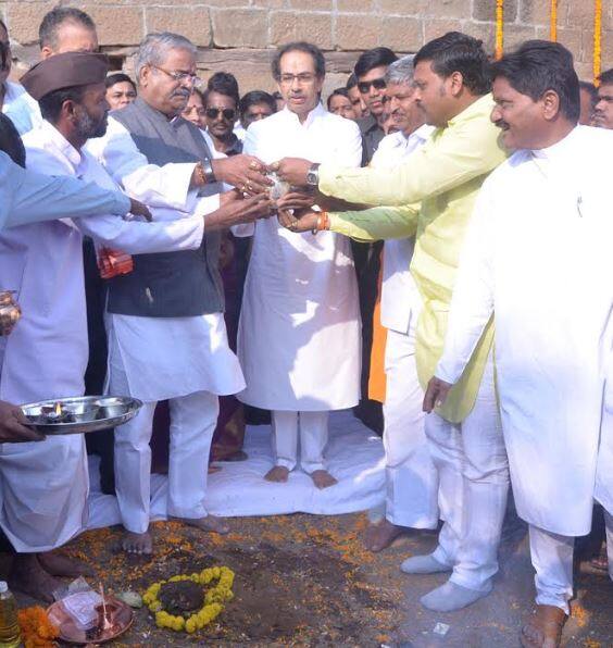 शिवसेना पक्षप्रमुख उद्धव ठाकरे आज शिवनेरी गडावर गेले होते. गडावरील पवित्र पाणी आणि माती असलेला कलश घेऊन उद्धव ठाकरे अयोध्याला जाणार आहेत (सर्व फोटो : राजेश वराडकर)