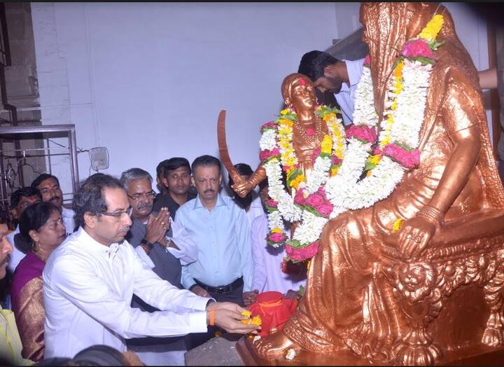 शिवनेरी गडावर जाऊन बालशिवाजी आणि जिजाऊ यांच्या शिल्पाला उद्धव ठाकरे यांनी अभिवादन केलं. (सर्व फोटो : राजेश वराडकर)