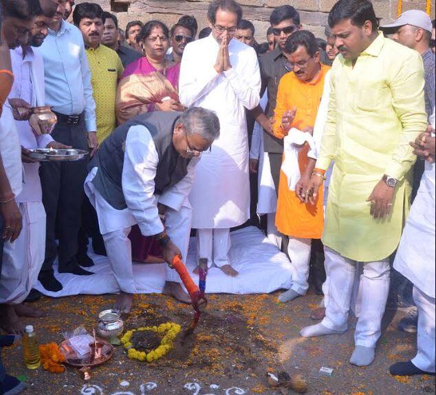 उद्धव ठाकरेंच्या स्वागतासाठी गडावर जोरदार तयारी करण्यात आली होती. ढोल-ताशा आणि तुतारीच्या निनादात उद्धव ठाकरेंचं शिवनेरीवर स्वागत झालं.