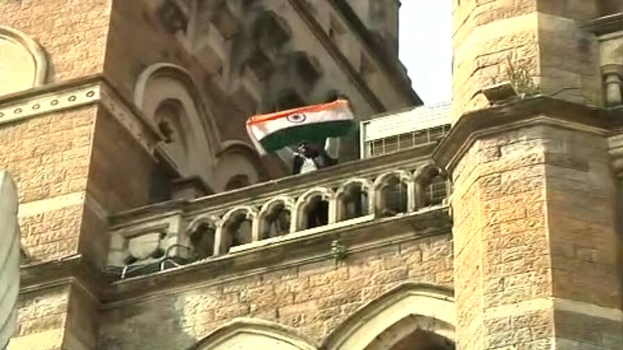 Hawkers Protest outside of BMC Office मुंबई महापालिकेच्या छतावर चढून फेरीवाल्यांची घोषणाबाजी