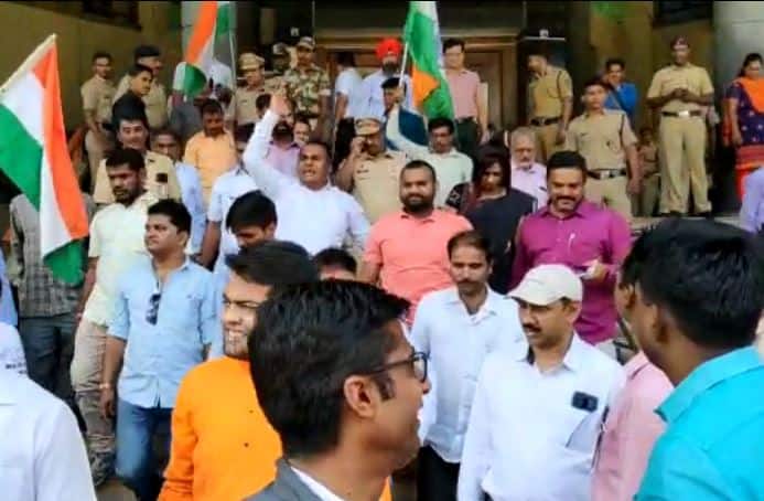 Police arrested 17 supporters of Tukaram Munde तुकाराम मुंढेच्या 17 समर्थकांना अटक