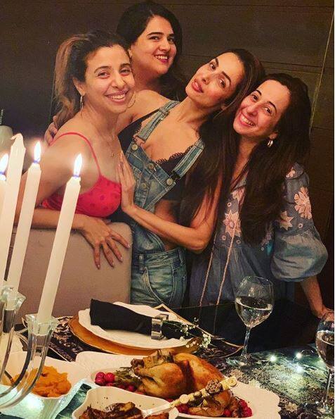 बॉलिवूड अभिनेत्री मलायका अरोराने नुकतीच तिच्या मैत्रिणींसह थँक्सगिव्हिंग पार्टी केली. 