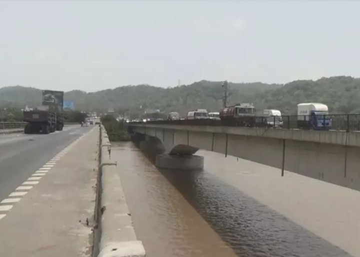 Versova new bridge on Mumbai-Ahmedabad highway closed for heavy vehicles वर्सोवा पूल आजपासून बंद, अवजड वाहने भिवंडीमार्गे वळवली