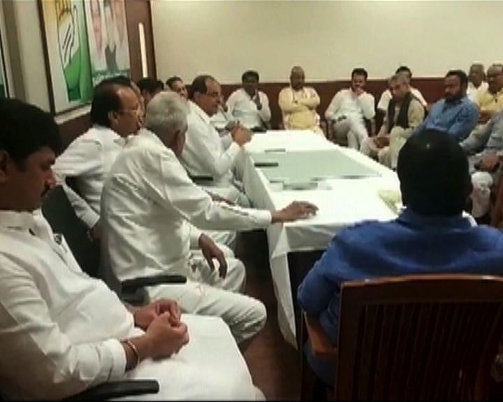 Meeting between CM and group leaders is ended without any conclusion मुख्यमंत्री-गटनेत्यांच्या बैठकीत घटनात्मक पेच, तोडगा नाहीच