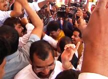 सत्ताधारी-विरोधी आमदारांची एकमेकांविरोधात हसत हसत घोषणाबाजी