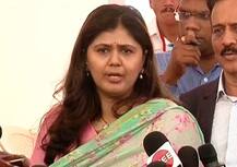 सर्व व्यवहार ऑनलाईन, मग शिक्षकांच्या बदल्या ऑफलाईन का? पंकजा मुंडेंचा सवाल