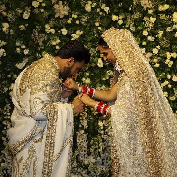 तर रणवीर सिंहने या खास सोहळ्याला रोहित बालने डिझाईन केलेला ड्रेस घातला होता.