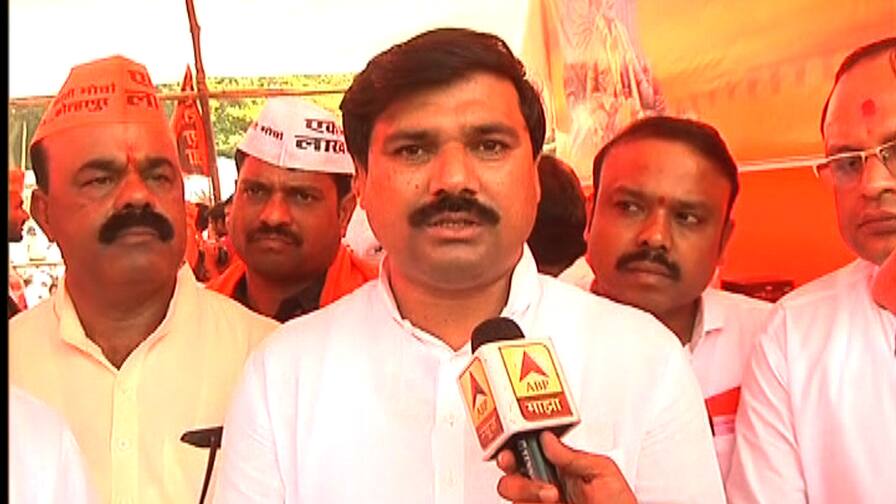 आझाद मैदानावर आंदोलन करणाऱ्या मराठा आंदोलकांमध्ये फूट Maratha protesters divided in two groups आझाद मैदानावर आंदोलन करणाऱ्या मराठा आंदोलकांमध्ये फूट