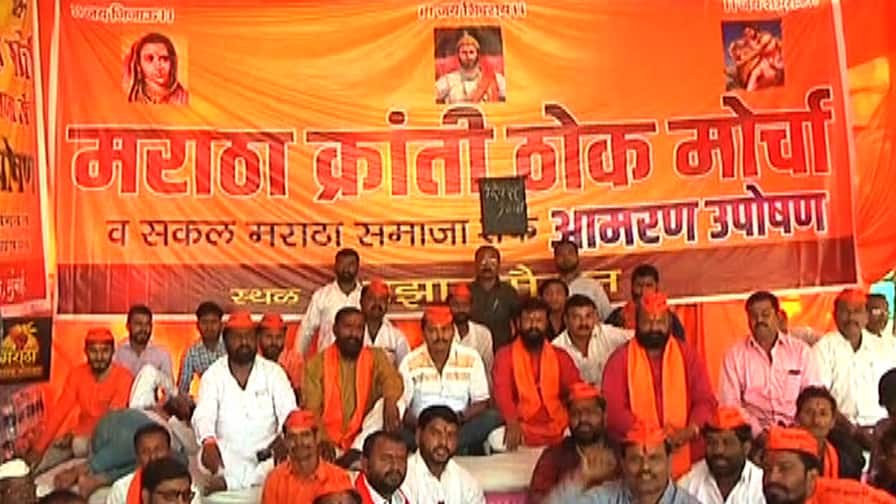 उद्धव ठाकरेंच्या भेटीनंतर मराठा आंदोलकांचं उपोषण मागे maratha kranti thok morcha protest continues after reservation latest updates उद्धव ठाकरेंच्या भेटीनंतर मराठा आंदोलकांचं उपोषण मागे