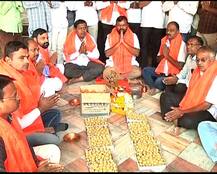 मराठा आरक्षणावर जल्लोष, मुख्यमंत्र्यांच्या वजनाएवढ्या पेढ्यांचे वाटप