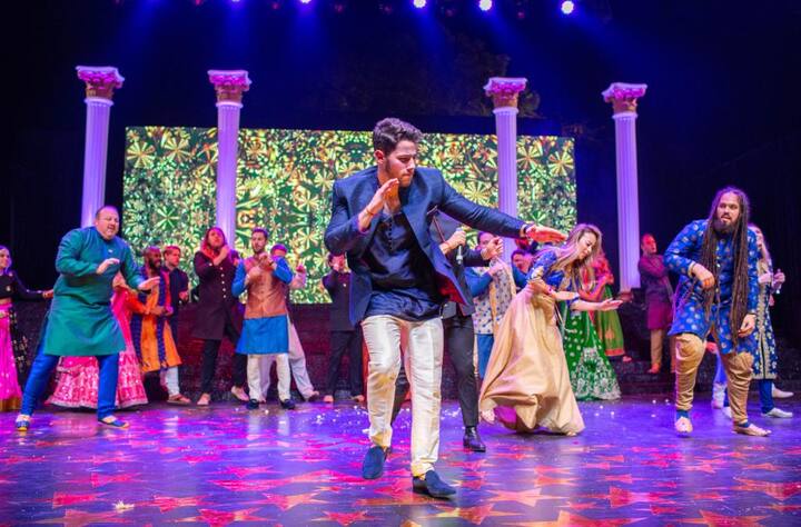  प्रियांकाबरोबरच गायक असलेल्या निकनेही या सोहळ्यात गाणे गाऊन आणि नृत्य करुन उपस्थितांना खुश केले. 