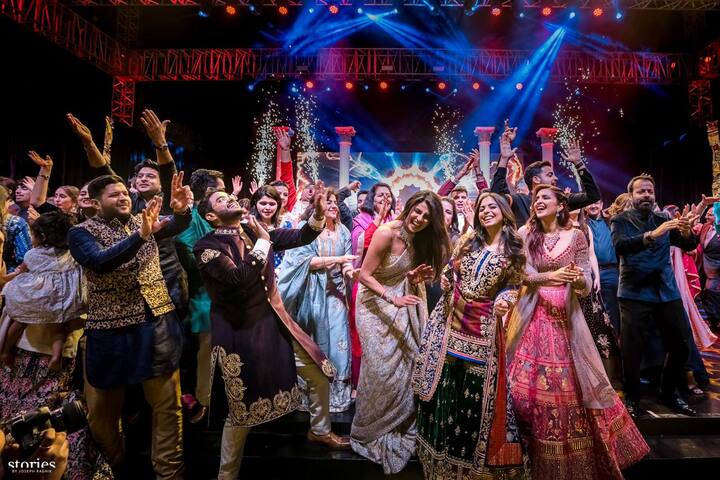बॉलिवूड अभिनेत्री प्रियांका चोप्रा आणि अमेरिकी गायक निक जोनास विवाहबंधनात अडकले. विवाह सोहळ्याआधी झालेल्या संगीत कार्यक्रमात या दोघांचे हटके अंदाज पाहायला मिळाले.