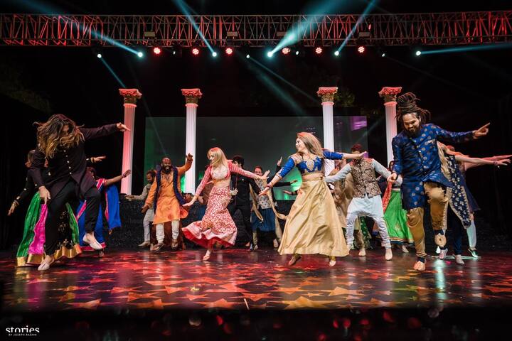 रविवारी हिंदू रितीरिवाजाप्रमाणे या दोघांचे लग्न झाले. त्याआधी संगीताचा कार्यक्रम पार पडला. हिंदू पद्धतीने साजऱ्या झालेल्या विवाह सोहळ्याआधी झालेल्या संगीत कार्यक्रमात या दोघांचे हटके अंदाज पाहायला मिळाले.