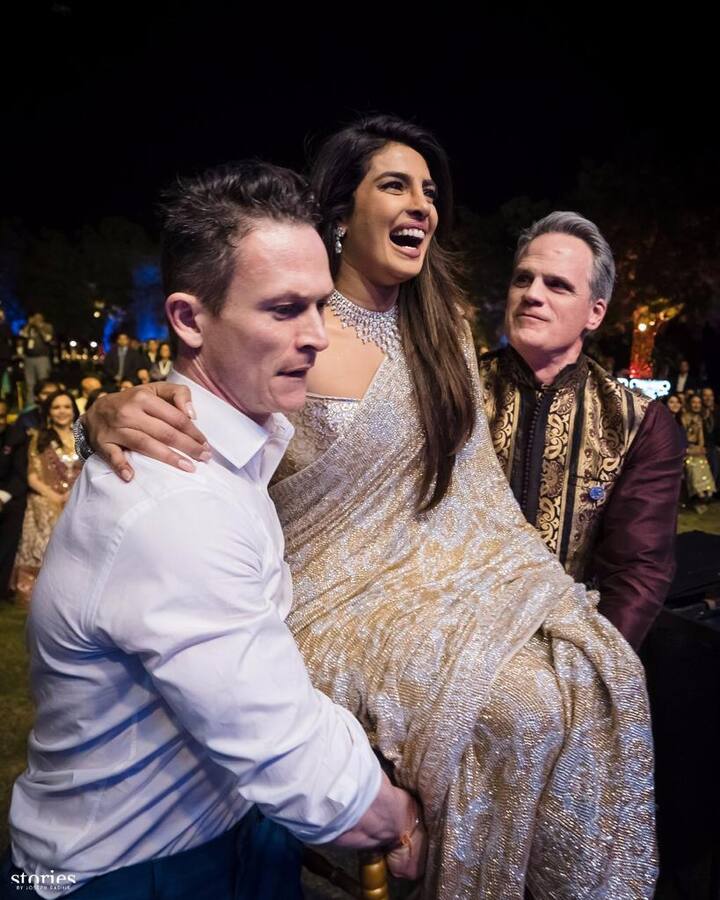 समारंभात दोघांच्याही मित्रांनी आणि नातेवाईकांनी धमाल केली. 