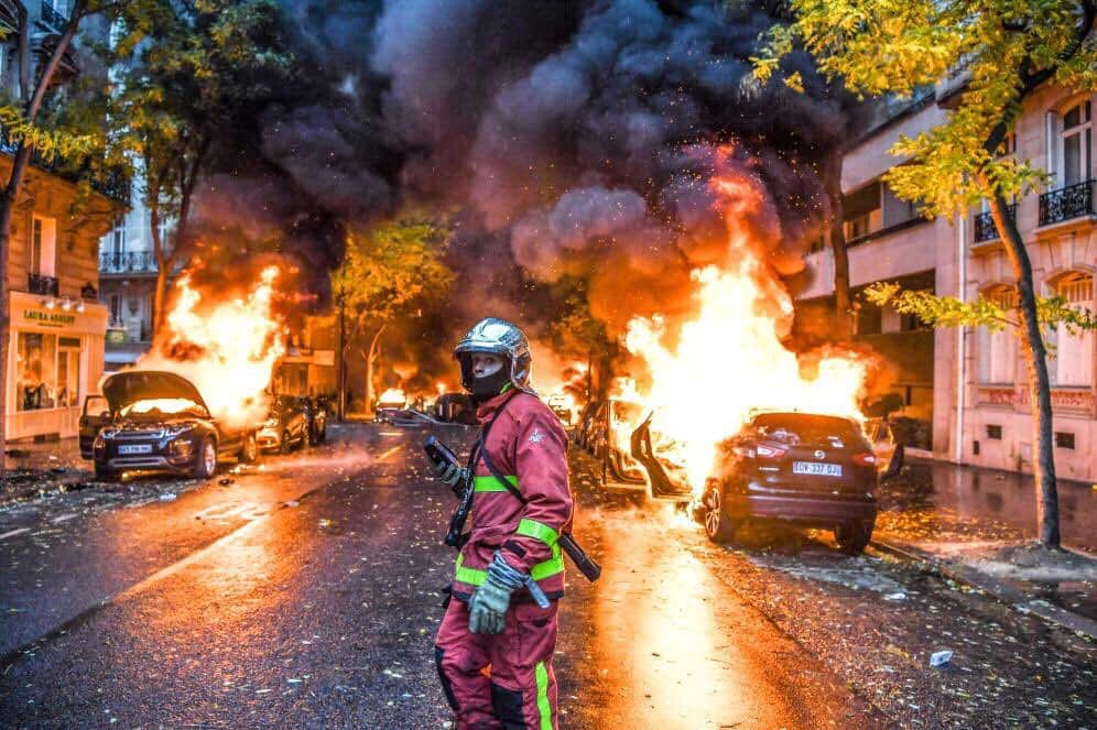 violence against inflation in france, govt is planning for emergency पेट्रोल-डिझेलवरील करवाढीमुळे फ्रान्स पेटलं, सरकारचा आणीबाणीचा विचार