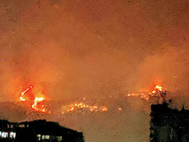 आगीची तीव्रता लक्षात घेता स्थानिकांना आणि पाळीव जनावरांना त्याठिकाणाहून सुरक्षित स्थळी हलवण्याचे काम अग्निशमन दलाच्या जवानांनी सुरू केलं आहे.