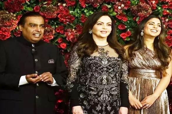 'Sir, Jio nahi chal raha', photographer complaints Mukesh Ambani at DeepVeer wedding reception 'सर, जिओ चालत नाही', फोटोग्राफरच्या तक्रारीने अंबानी बुचकळ्यात