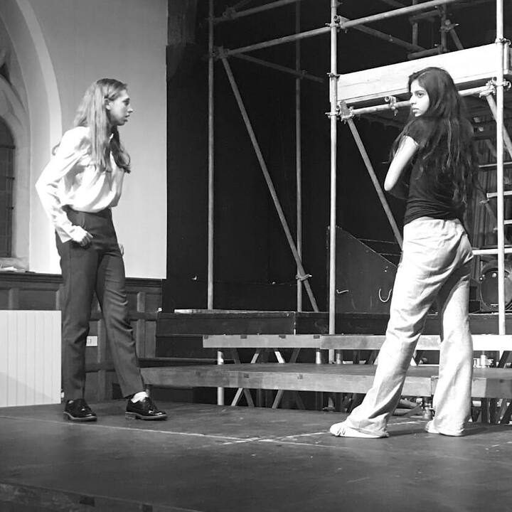 'रोमियो आणि ज्युलिएट' नाटकाच्या तालमीदरम्यानचा क्षण