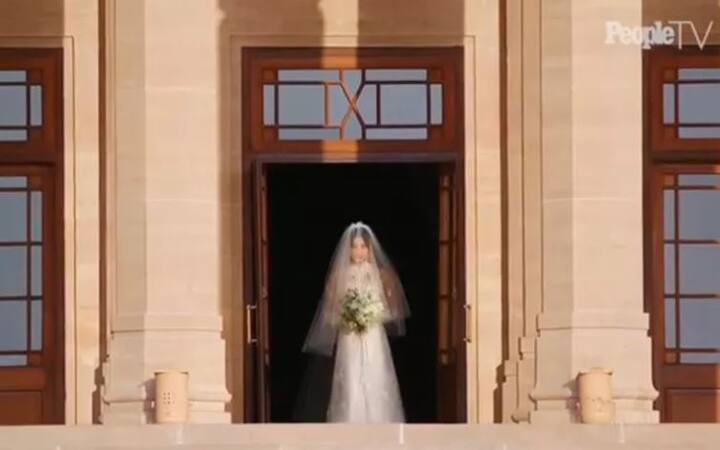 राल्फ लॉरेन यांनी डिझाईन केलेला व्हाईट गाऊनमधून प्रियंकानं एण्ट्री घेतली.