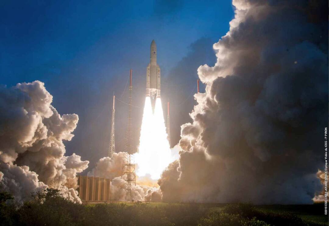 GSAT-11 launched successfully, India will get high speed internet GSAT 11 उपग्रहाचे यशस्वी प्रक्षेपण; भारतात इंटरनेटचा स्पीड वाढणार!