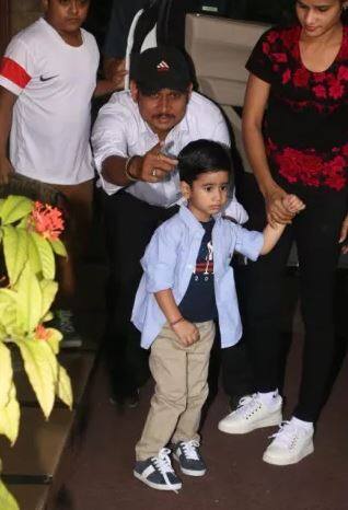 तैमूरचा मित्र आणि तुषार कपूरचा मुलगा लक्ष्य देखील आपल्या मित्राला शुभेच्छा द्यायला पोहोचला.