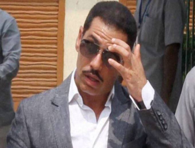 सर्च वॉरंटशिवाय वाड्रांच्या कंपन्यांशी संबंधित अधिकाऱ्यांच्या घरावर छापेमारी ED Raid on the residence of Robert Vadra's companies officer सर्च वॉरंटशिवाय वाड्रांच्या कंपन्यांशी संबंधित अधिकाऱ्यांच्या घरावर छापेमारी