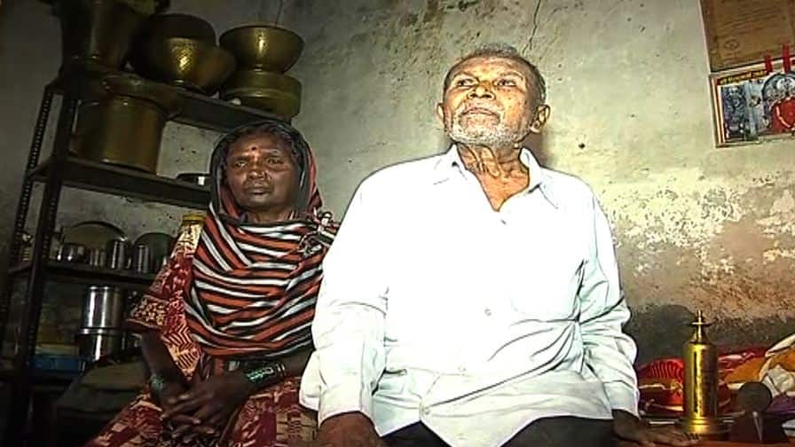 Author Uttam Tupe get one lakh help from Matang community लेखक उत्तम तुपे यांना मातंग समाजातर्फे एक लाखांची मदत