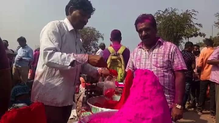 सिद्धनाथांच्या प्राचिन मंदिरातील सिद्धनाथ आणि जोगेश्वरीच्या मूर्ती भव्य अशा लाकडी रथात ठेवून त्यांची नगरप्रदक्षिणा पार पडते.