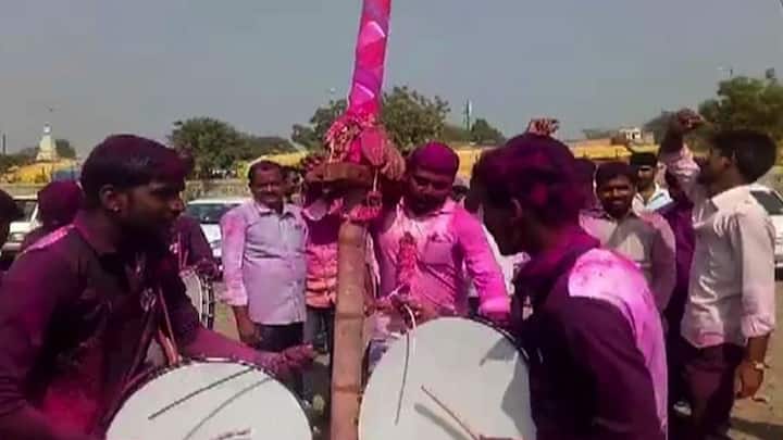 अनेकजण हौसेखातर आपल्या मुलांची गुलाल आणि खोबऱ्यानं तुला करतात. त्यानंतर हे गुलाल आणि खोबरं रथावर उधळतात.