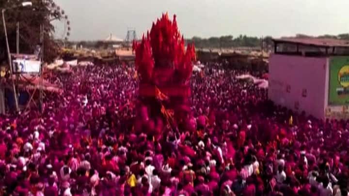 गुलाल खोबऱ्याच्या मुक्त उधळणीसाठी आणि उंचच उंच कावड नाचवण्यासाही ही या प्रसिद्ध आहे.