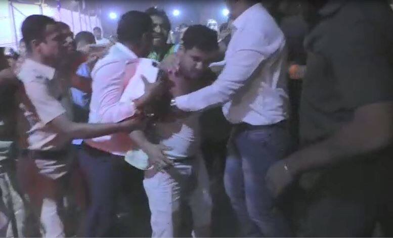 attack on union minister ramdas athawale in ambarnath केंद्रीय मंत्री रामदास आठवलेंना अंबरनाथमध्ये धक्काबुक्की