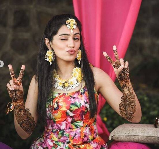 स्नेहाने हातावर मेंदीचा साज चढवल्यानंतरचे फोटोही चाहत्यांसाठी शेअर केले आहेत
