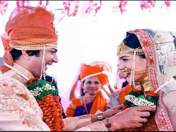 'चॉकलेट हिरो' अशी ओळख असलेला अभिनेता अनिकेत विश्वासराव लग्नाच्या बेडीत अडकला. अभिनेत्री स्नेहा चव्हाणसोबत पुण्यात अनिकेत विवाहबद्ध झाला.